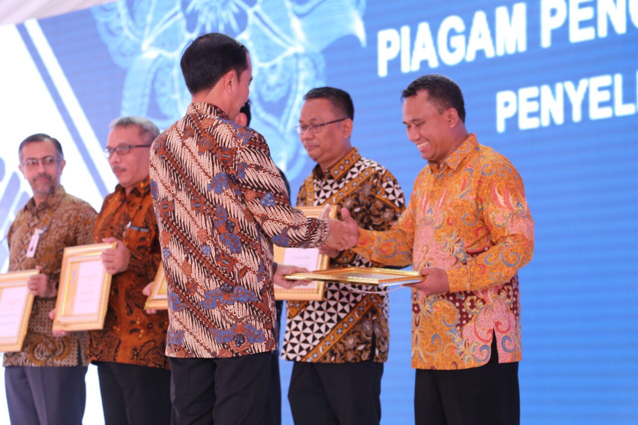 Presiden Joko Widodo Serahkan Sertifikat Kompetensi Mangang di The Jayakarta Suites Bandung/istimewa