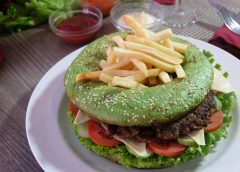 Ada Menu Giant Green Tea Burger di Best Western Premier La Grande Hotel Bandung