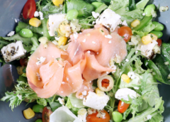 Salmon Green Salad di Pago Restaurant/Bisnis-Novi