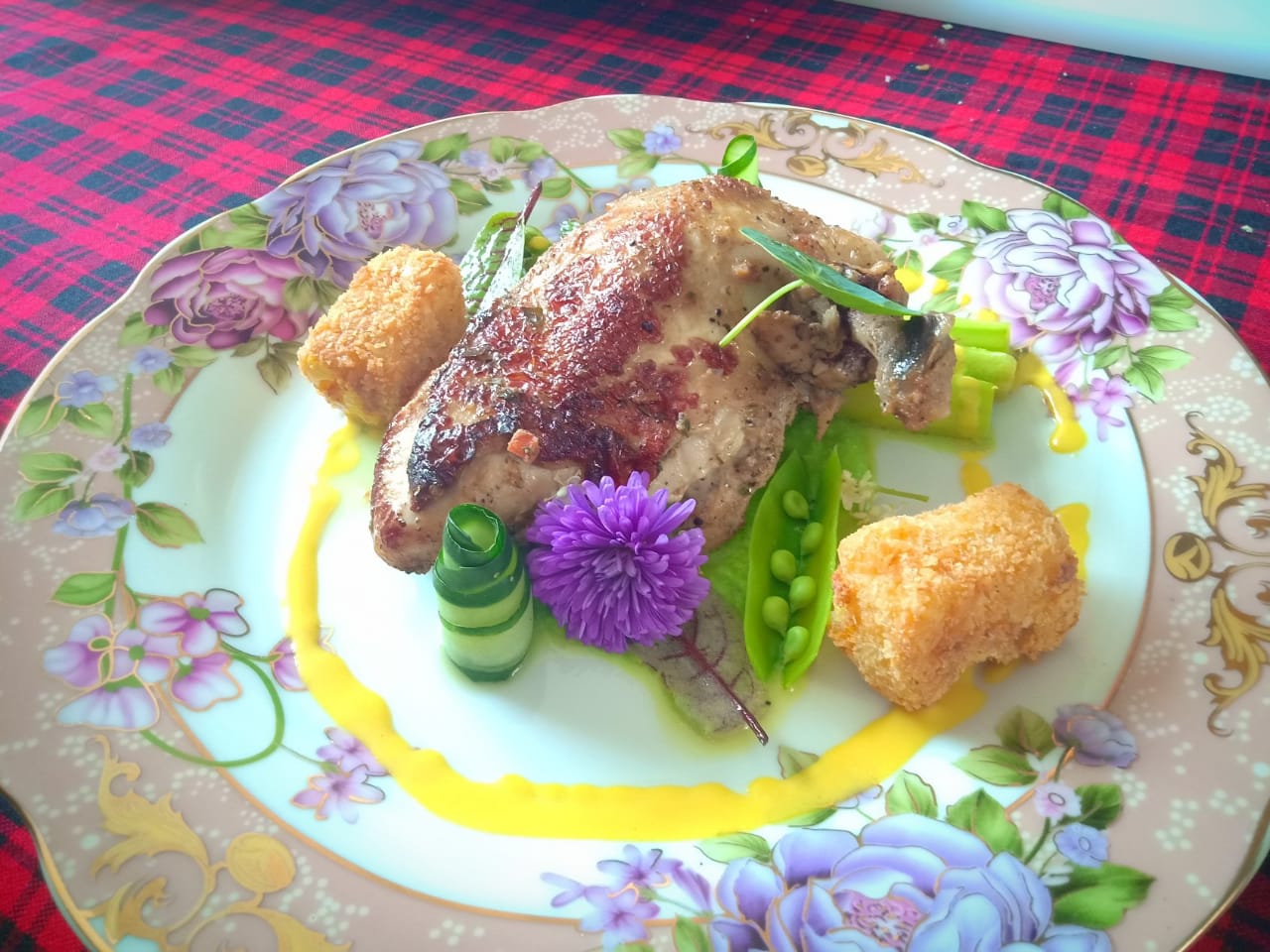 Mede Crust Chicken with Saffron Sauce and Croquette/Bisnis-Novi