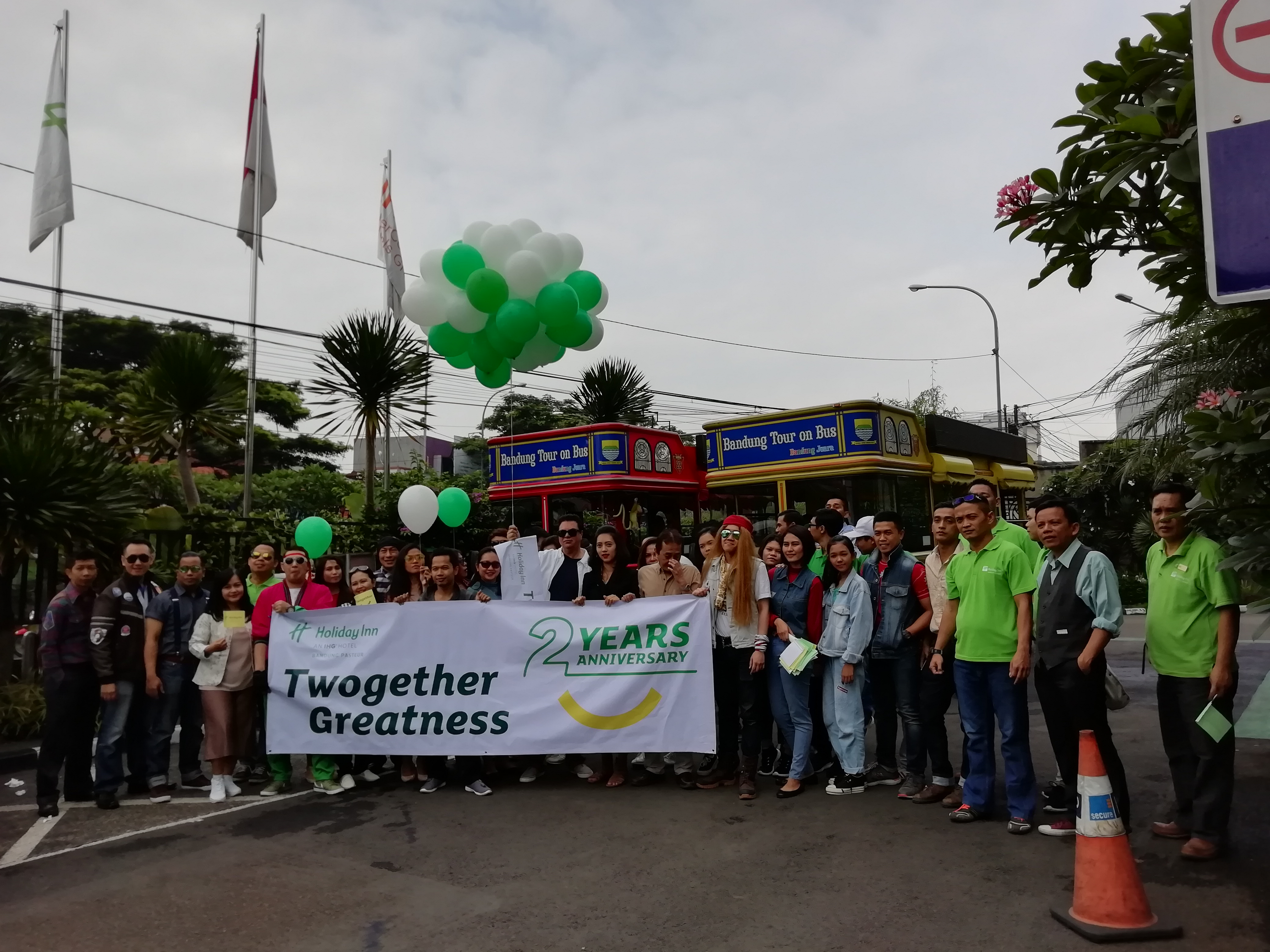 Rayakan HUT Ke-2, Holiday Inn Bandung Pasteur Keliling Bandung Pakai Bandros/Bisnis-Novi