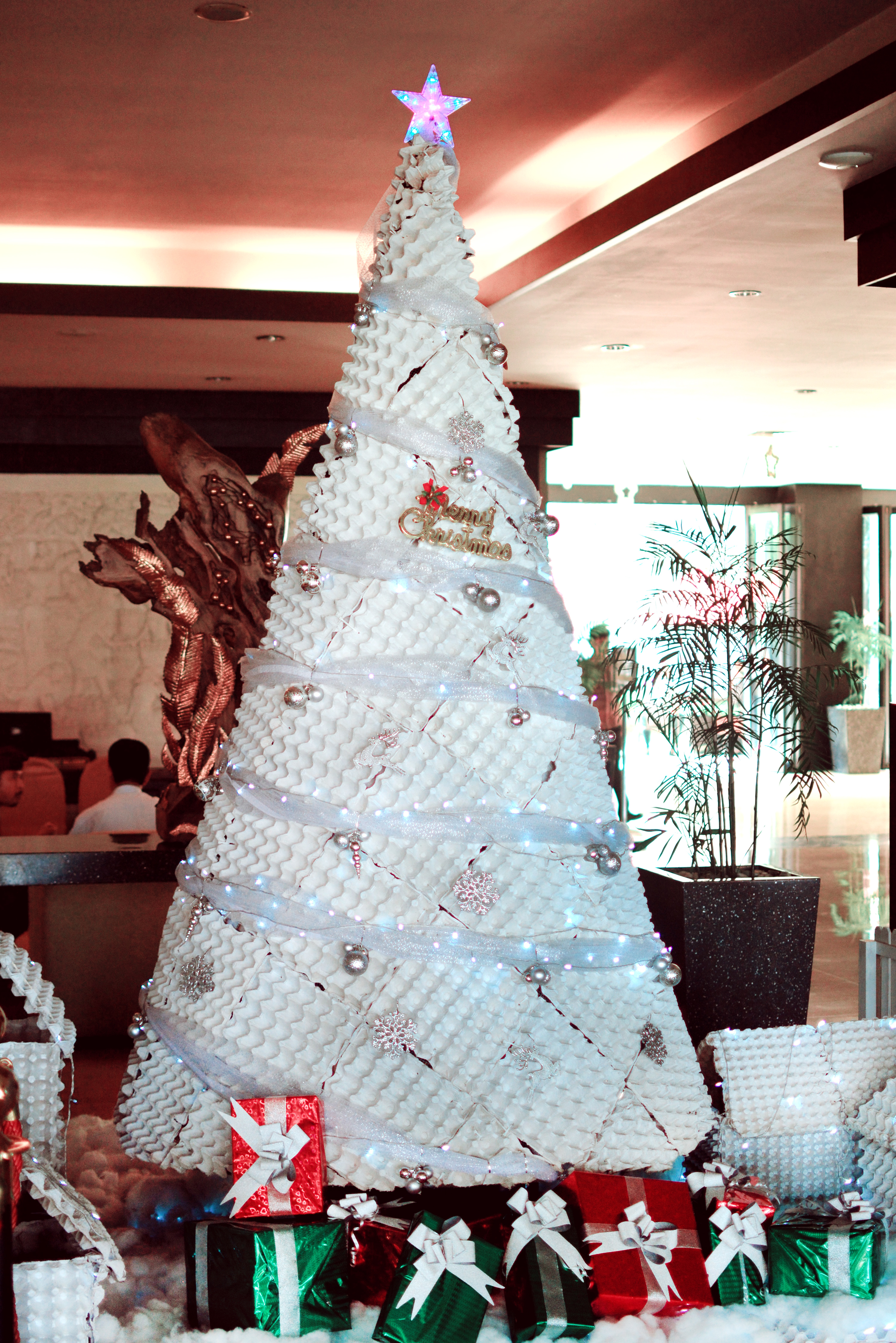 Uniknya Pohon Natal dari Kertas Bekas di Aston Denpasar Hotel & Convention Center/istimewa