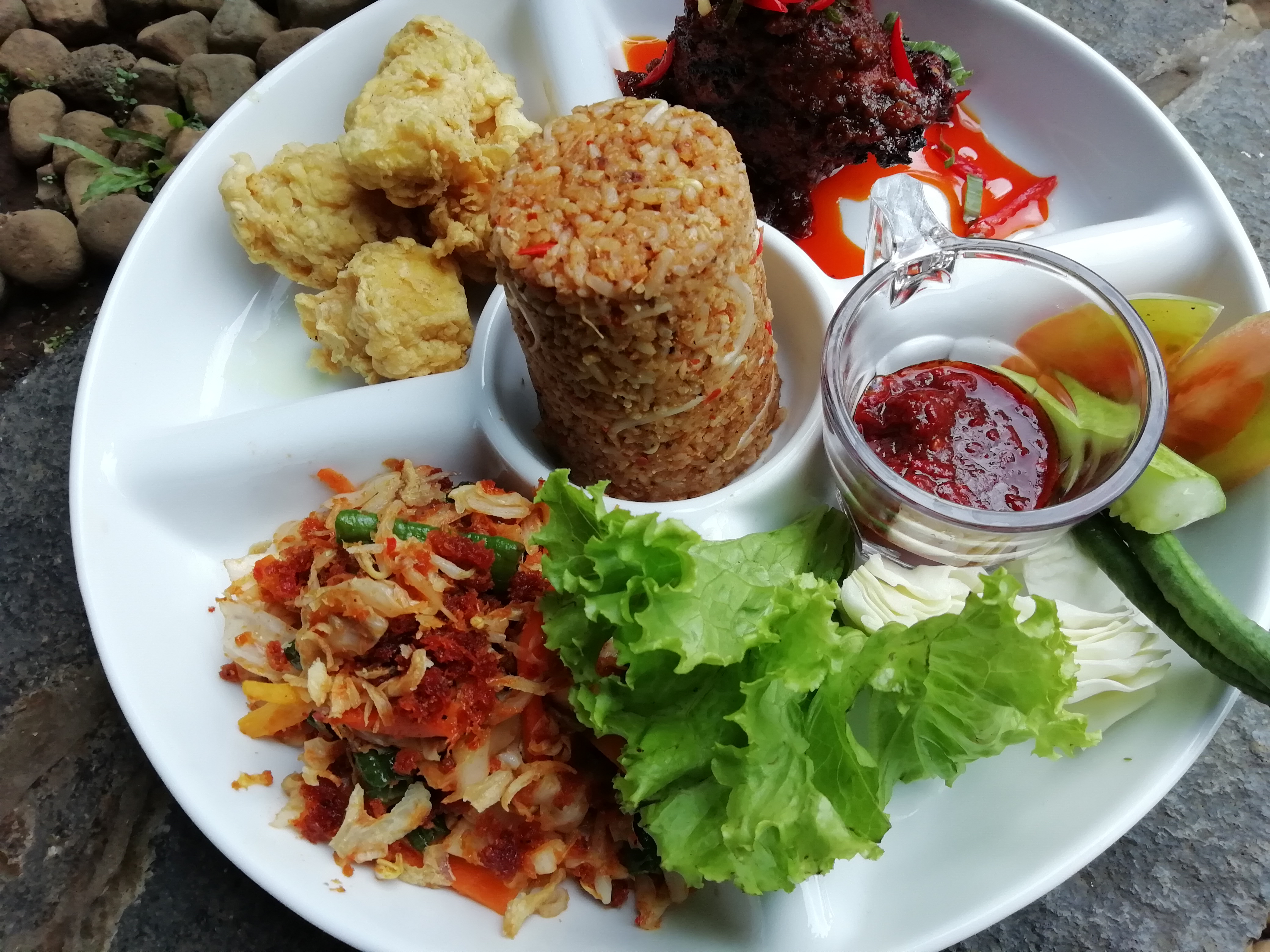 Ada Nasi Goreng Rendang Padang Di Kampoeng Awi The Green Forest Resort Bandung/Bisnis-Novi