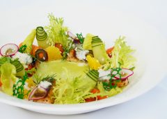 Crusted Salmon Salad with Sesame Ginger Coriander Puree/istimewa