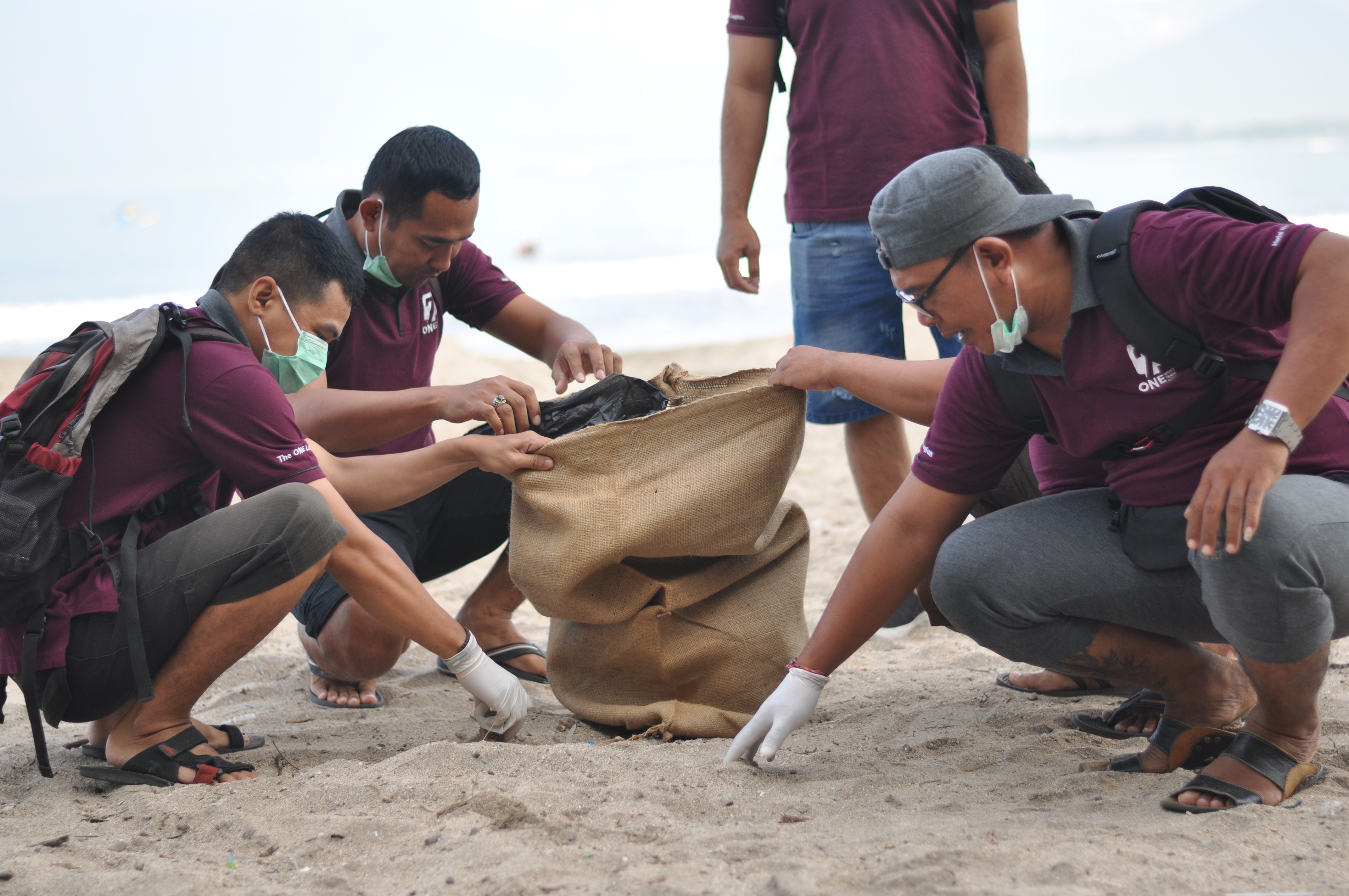 The ONE Legian dan Hotel Vila Lumbung Gelar Program “Beach Clean Up Day & Cleaning Blitz”/istimewa