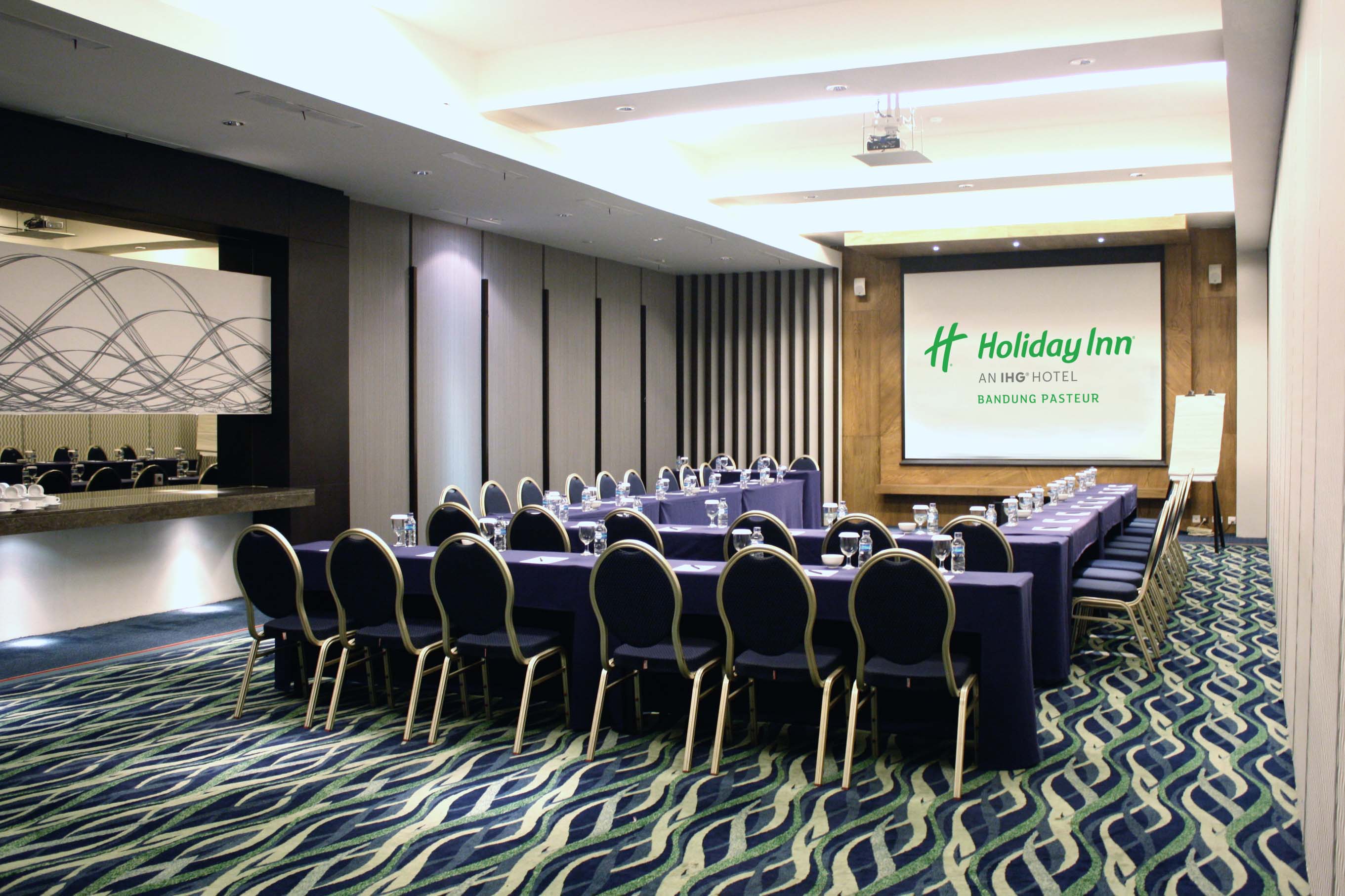Ruang Meeting di Holiday Inn Bandung Pasteur