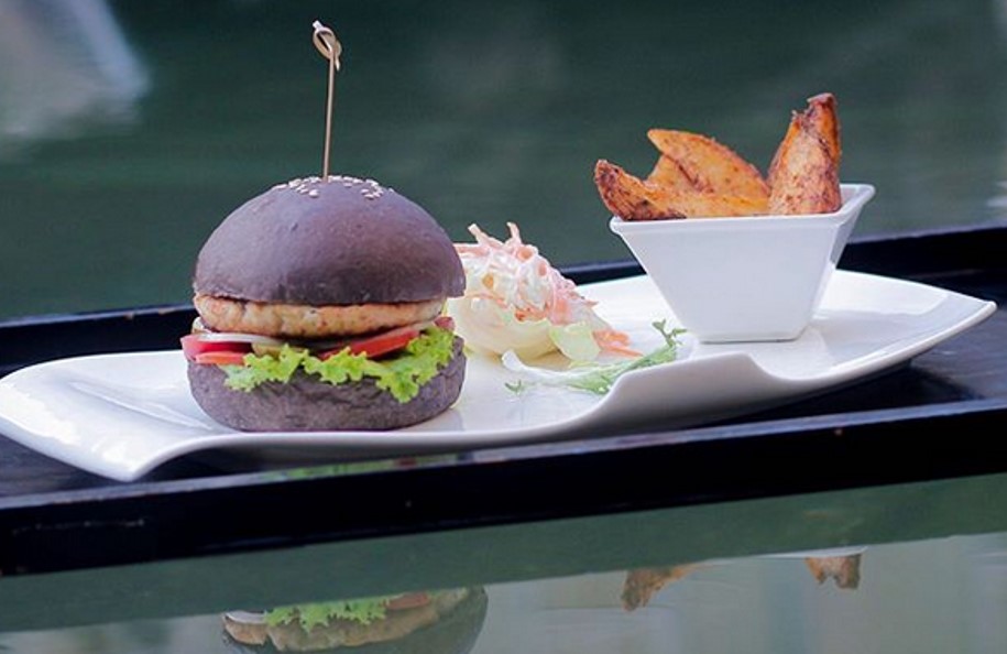 Black Fish Burger/Instagram