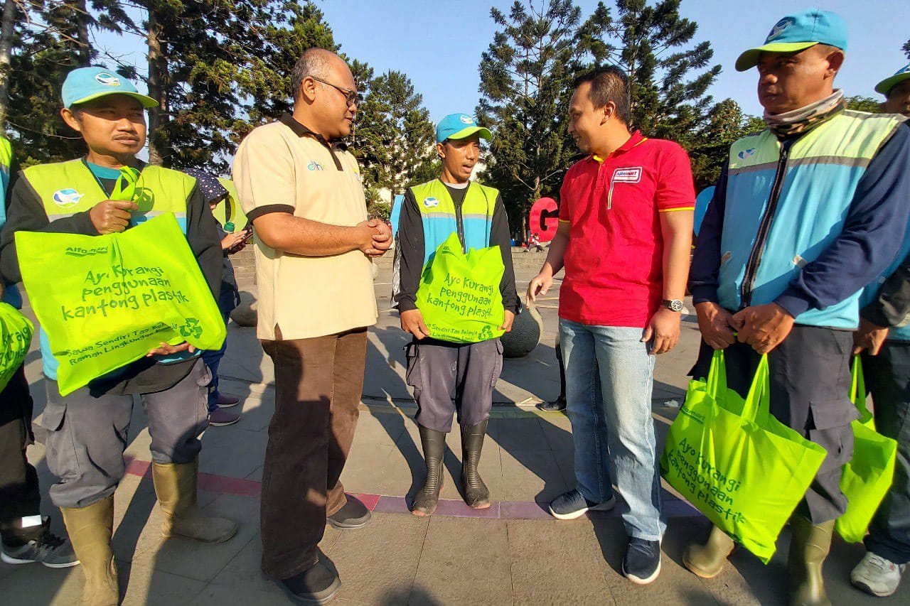 "Bersihin Indonesia" Bersama Alfamart, Ajak Masyarakat Sadar Bahaya Plastik/Bisnis-Rachman