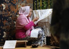 Hotel Borobudur Jakarta Rayakan Hari Batik Nasional