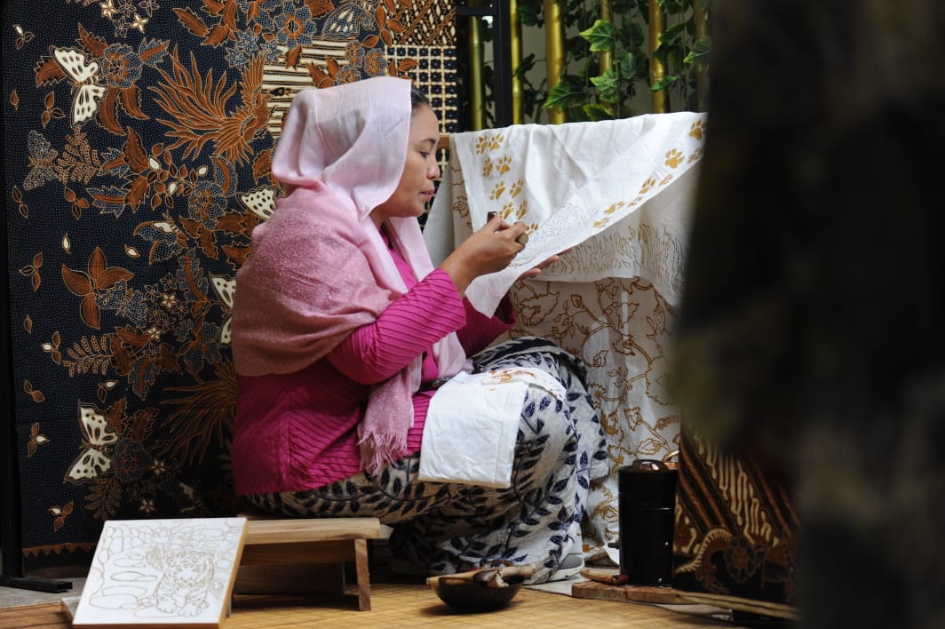 Hotel Borobudur Jakarta Rayakan Hari Batik Nasional
