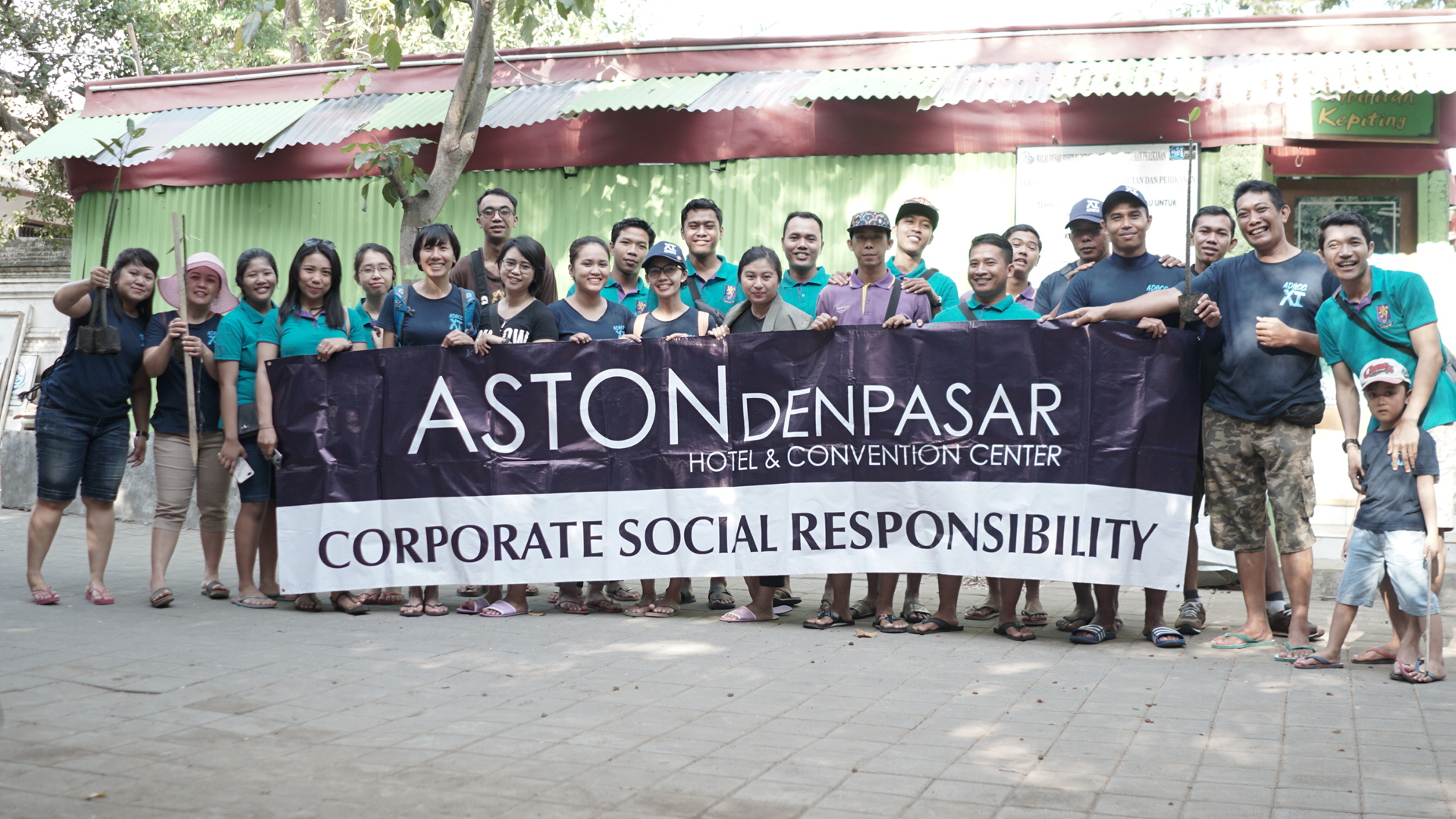 Peduli Lingkungan, Aston Denpasar Hotel & Convention Center Tanam Bakau di Kampung Kepiting