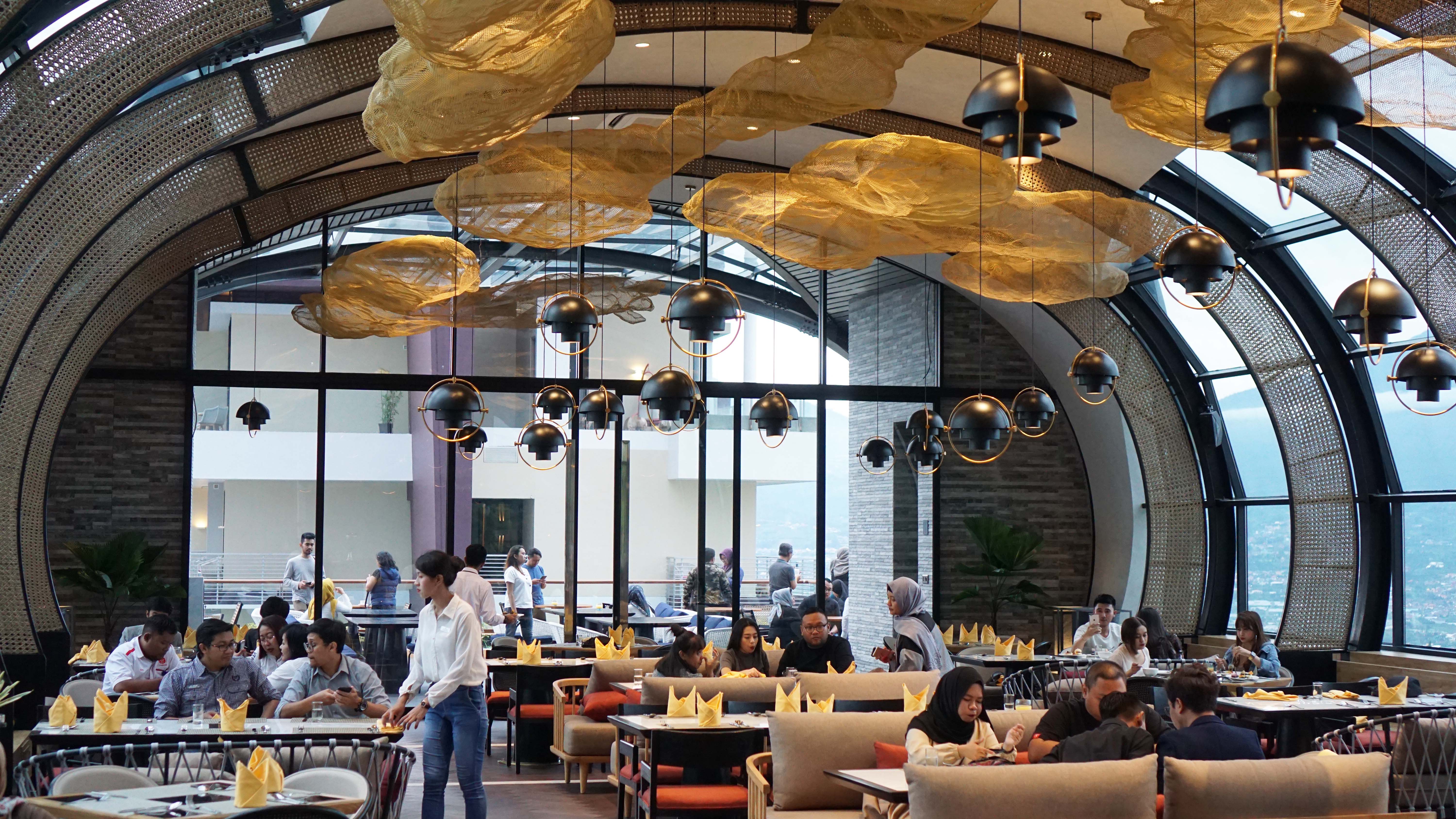 Skydome, Lounge dan Bar Berkonsep Eksklusif di Golden Tulip Holland Resort Batu