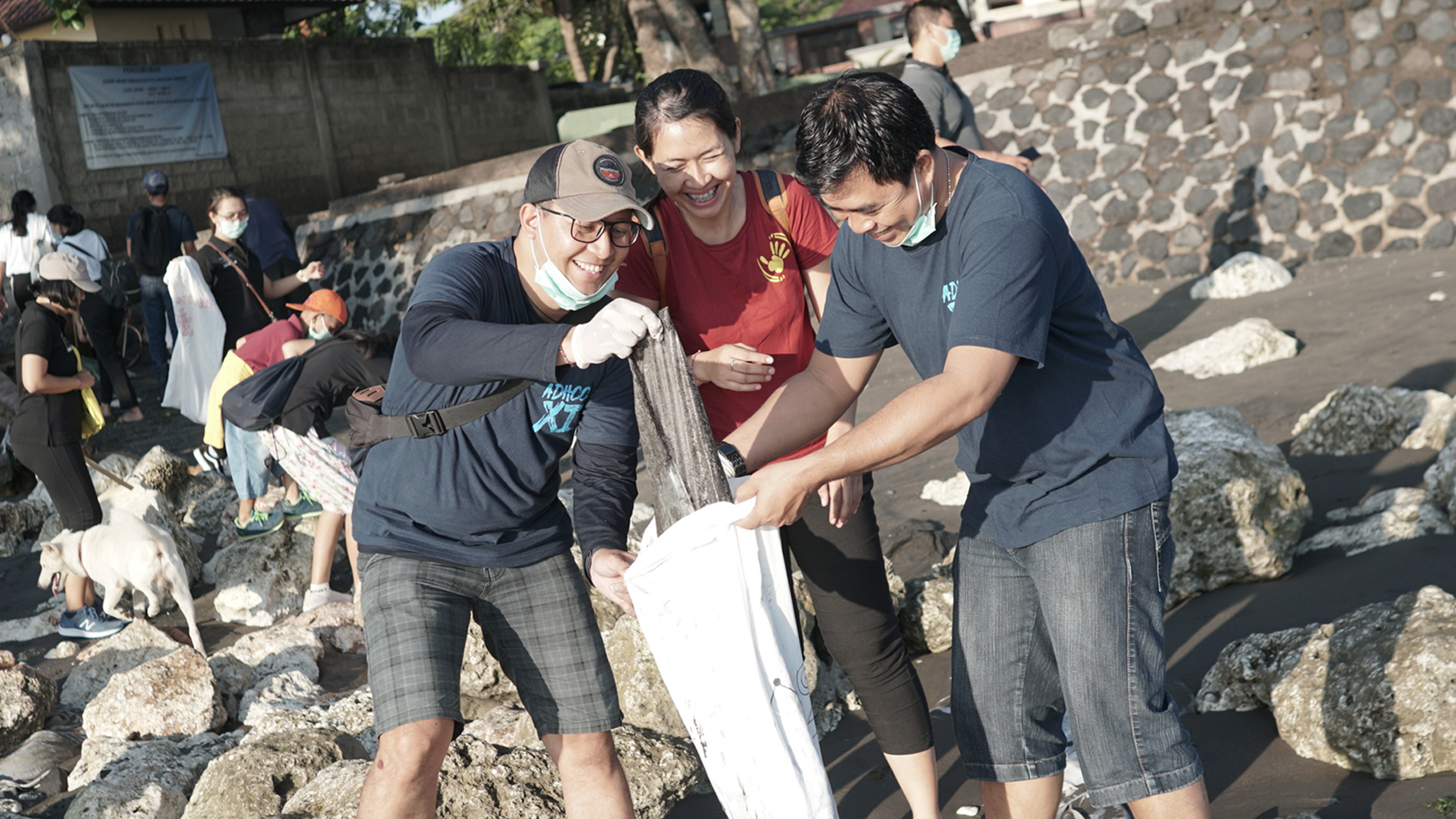 Aston Denpasar dan Archipelago International Berpartisipasi dalam Bali’s Biggest Beach Clean-Up