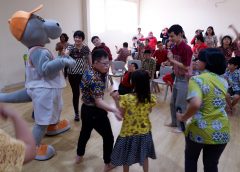 Dino dan Tim Hotel Harris Bundaran Satelit Surabaya Berbagi Keceriaan Bersama Teman-teman di SLB Happy Angela Center