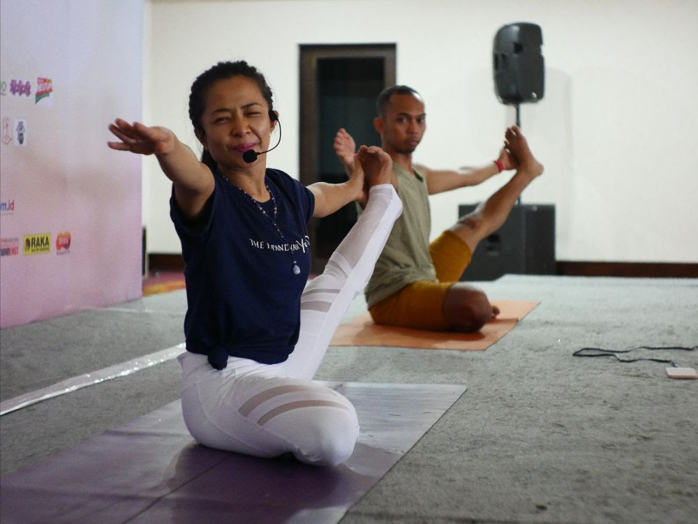 Anjasmara, Hendri Take dan Deera Dewi Meriahkan “The Papandayan Yoga Day”