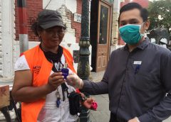 Aston Hotel Semarang Bagikan Hand Sanitizer di Kota Lama
