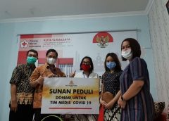 The Sunan Hotel Solo Serahkan Donasi APD Covid-19 ke PMI