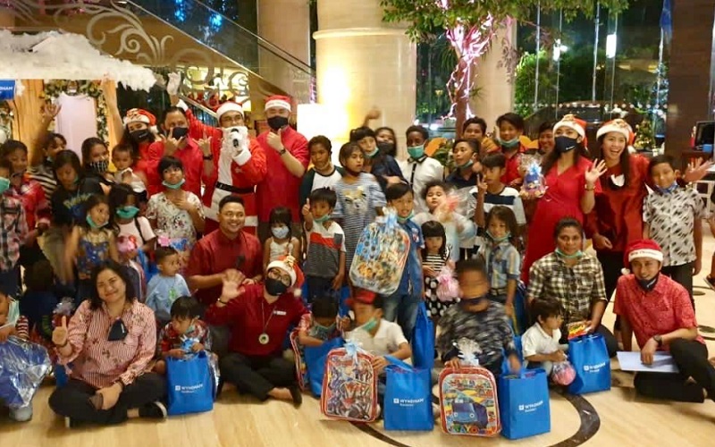 CSR Rutin, Wyndham Hotel Surabaya Gelar Lighting Christmas Tree